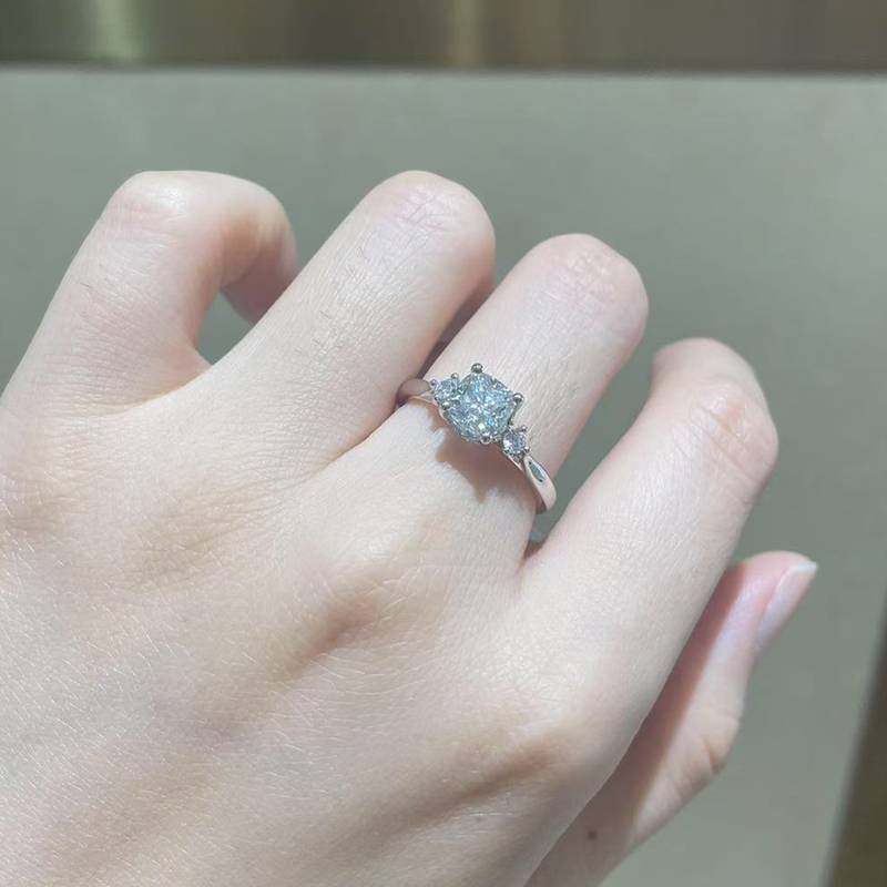 三石款圆钻Women's RingS925银镀白金定制选款主石Moissanite1.0ct/副石高碳钻